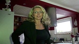 Сын пожаловался мамке из Германии на недотрах и получил минет на кухне
