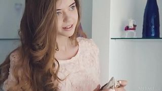 Молодая студентка с шикарным телом позирует перед камерой и раздевается до гола