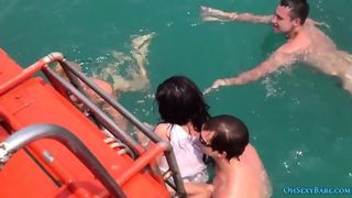Парни в море лижут скромной девке бритую письку и трахают её всей толпой